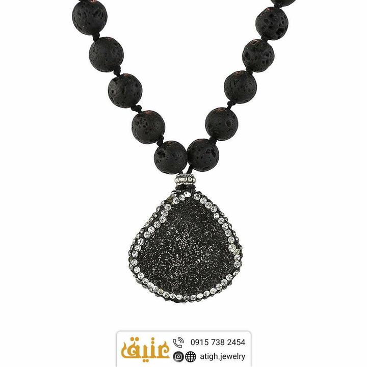 سینه ریز بلور طبیعی سنگ جت (jet) دور نگین کاری و لاوا معدنی بافت گره ای